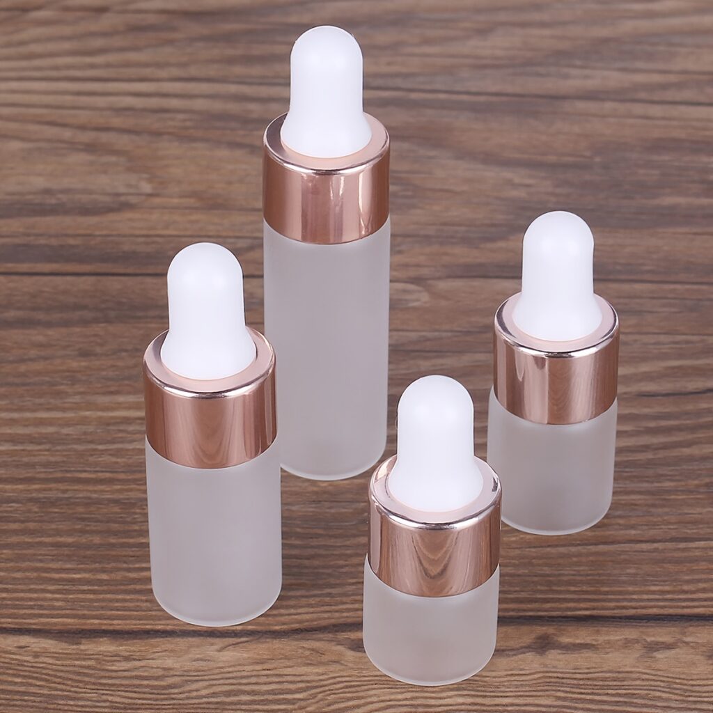 Transparente, mattierte kleine Tropfflaschen aus Glas mit Glaspipette für ätherische Öle